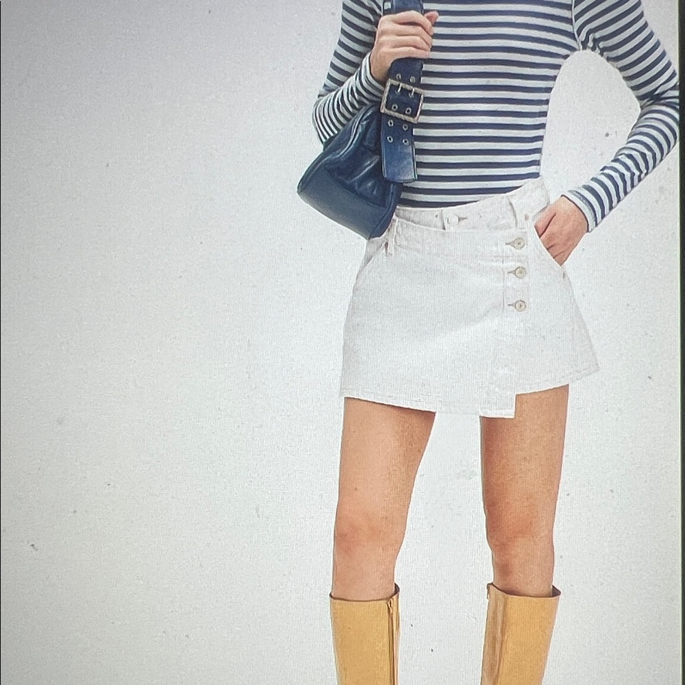 NWT: FREE PEOPLE Wynne Denim Asymmetrical Button Mini Skirt in White- Size 27